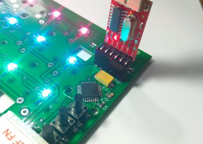 Vista del PCB funcionando y el adaptador USB-TTL para programación. Faltan las teclas.