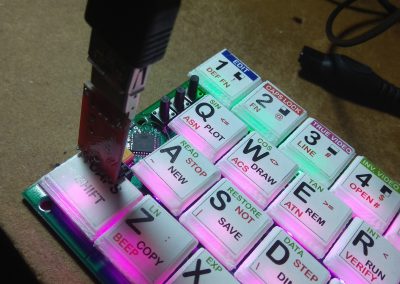 Tecla CAPS SHIFT montada,, se observa que al insertar el adaptador USB la tecla queda pulsada.
