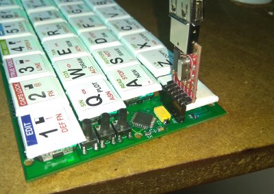 Tecla CAPS SHIFT montada,, se observa que al insertar el adaptador USB la tecla queda pulsada.