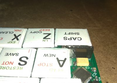Se recorta la tecla CAPS SHIFT para que no roce el conector de programación.
