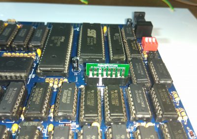 Se observa que el PCB membrana filas entra en el conector. Pero queda muy perpendicular y no dejará cerrar la caja.