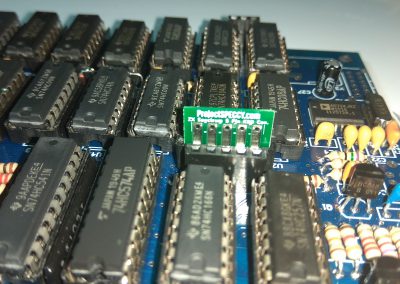 Al igual que con las filas, Se observa que el PCB entra en el conector. Pero queda muy perpendicular y no dejará cerrar la caja.