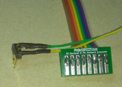 Se utilizan una tira de 3 pines acodados para coger alimentación de un conector de harlequin reservado para un regulador alternativo OKI-78SR-5.