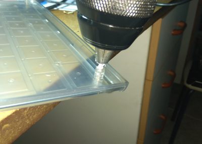 Para atornillar el PCB a la tapa necesitamos extender los orificios de los tetones hasta el final con una broca fina que no estropee las actuales roscas.