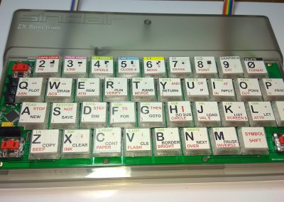Teclado fijado con 4 tornillos.