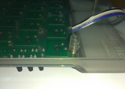 Detalle del paso de los cables y PCBs adaptadores por el mismo lugar por el que pasaría una membrana real en un Spectrum.