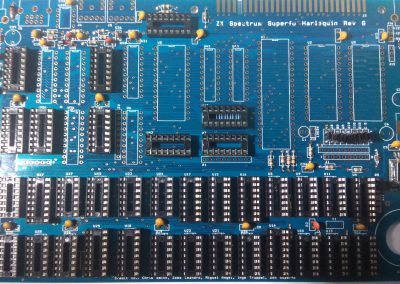 17 zócalos DIP 16 soldados. Que raro en la BOM (Lista de materiales) figuran 16, pero cuento 17 será un errata.