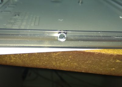 Orificio realizado para poder pasar el pulsador de reset que trae este harlequin. Vista exterior.