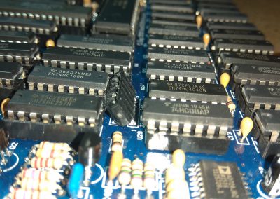Se observa cómo los he inclinado. Así si podré insertar los adaptadores y cerrar la caja.