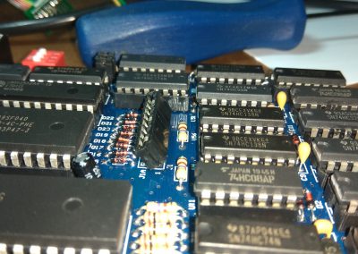 Se observa cómo los he inclinado. Así si podré insertar los adaptadores y cerrar la caja.