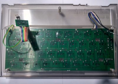 Teclado montado sobre caja transparente.