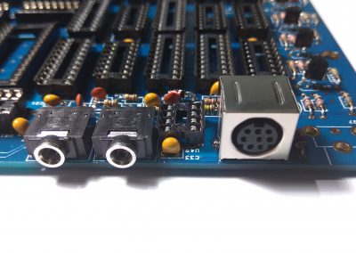 Conector mini Din 8 para salida RGB soldado.