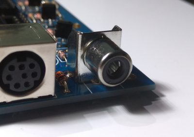 Conector RCA para salida de vídeo compuesto soldado.