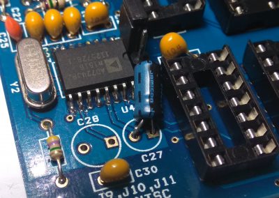 Condensador electrolítico C27 de 10 uF, procurar soldar de modo que quede tumbado.