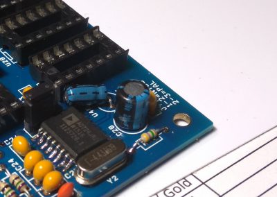 Condensador electrolítico C28 de 22uF soldado .En el esquema vine mal (figura como de 220uF)