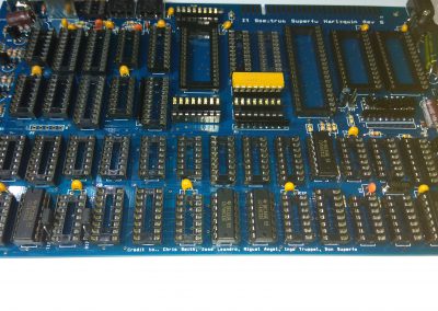 5 74HC32 insertados en zócalos.