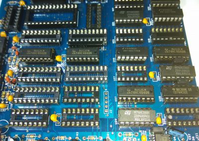 4 74HC4040 insertados en zócalos.