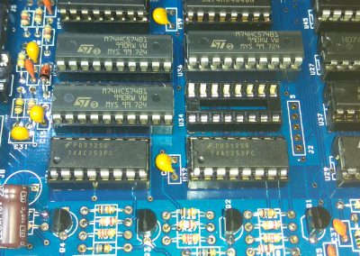 2 74HC253 insertados en zócalos.