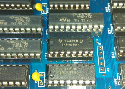 1 74HC166 insertados en zócalos.