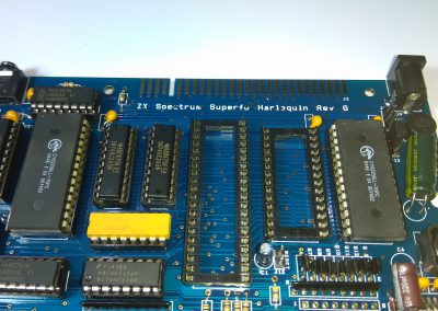 2 62256 (RAM) insertados en zócalos.