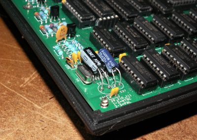 Detalle de los condensadores electrolíticos tumbados para poder colocar la tapa. En vertical no se podría cerrar.