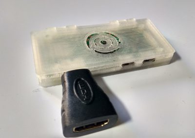 Adaptador HDMI a mini HDMI conectado. También se podría usar directamente un cable HDMI - mini HDMI.