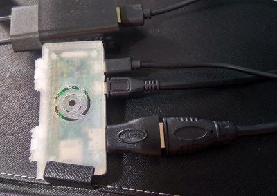 Detalle del conjunto conectado a un teclado USB.
