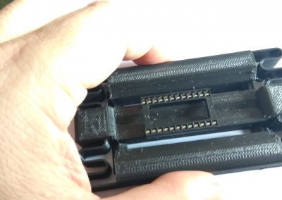 Con este accesorio impreso en 3D se pueden doblar los pines de los ICs y los zócalos para que estén aproximadamente a 90 º.
