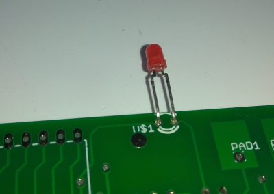 Soldamos un Led de 3mm. podría ser de cualquier otro color. Terminal corto es el cátodo. En este caso el cátodo va a la izquierda junto al texto U$1.