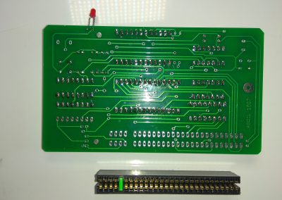 Colocamos el conector del bus de expansión del Spectrum por el lado de las soldaduras.