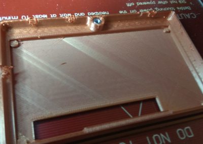 Vista de la caja con la tuerca insertada durante la pausa programada.