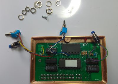 Colocamos el circuito en el interior de la caja.