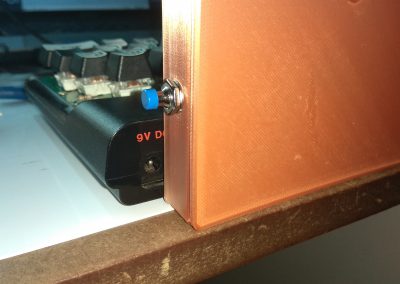Detalle de la zona del botón de Reset y del conector de alimentación. EN el STL he rebajado 3mm ese lateral, quedará mejor que en la foto.