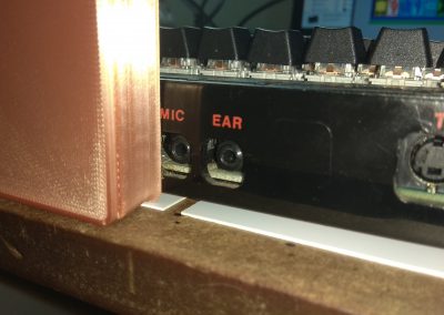 Detalle de la zona del conector MIC, el cable entra con esfuerzo, en el STL de los enlaces de descargas he rebajado este lateral de la caja otros 3mm, entrará el cable con holgura.