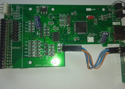 Unidad gotek abierta. Usaremos el circuito y los cables, desechando el display de 7 segmentos.