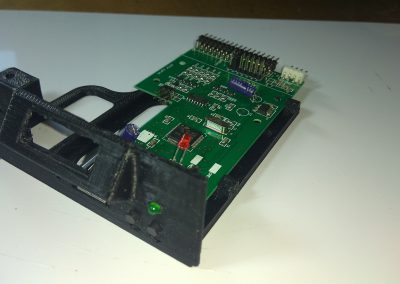 PCB colocado en soporte.