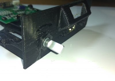 Lo fijamos con la tuerca impresa. Esto es opcional, podríamos usar la tuerca metálica del encoder.