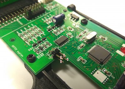 Aquí se puede ver donde han de venir los terminales del display.