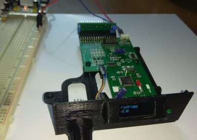 Aquí pruebo a alimentar el PCB con 5V para ver si el display se ilumina.