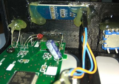 Fijo los cables del display, el encoder, el propio display y el LED verde.