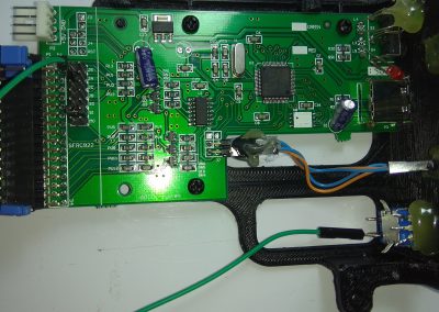 Sueldo el primer cable del pulsador del encoder y lo llevo a JA