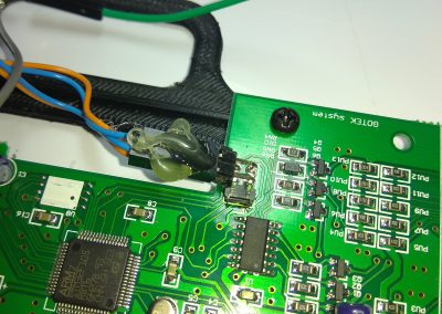 Junto a los 4 terminales del display hay 2 no usados, hacen falta para el encoder, así que coloco 2 pines.