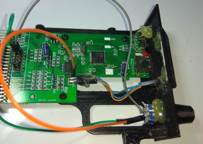 Sueldo el primer cable del encoder y lo llevo a uno de los 2 nuevos pines.