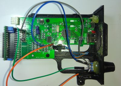Sueldo el segundo terminal del encoder y lo llevo al otro pin nuevo. Dependiendo del encoder puede que el sentido de giro hacia la derecha por ejemplo produzca un retroceso en el menú del display, si así fuera se soluciona intercambiando los cables de los últimos pines nuevos.