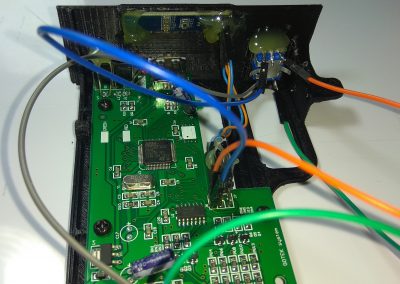 Otra vista de los nuevos pines y sus cables.