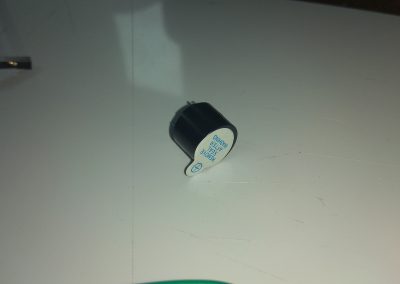 Detalle del adhesivo a retirar.