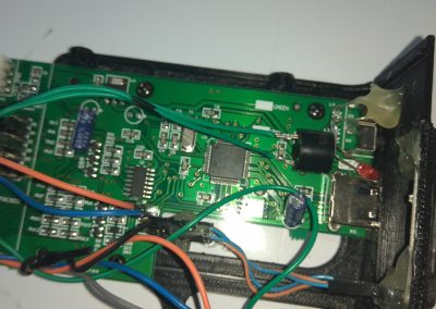 Aproximamos buzzer hacia zona USB.