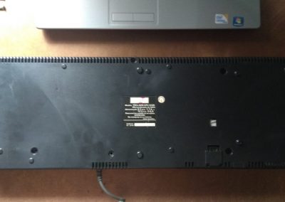 Vista posterior del Amstrad CPC6128, retiramos los tornillos.