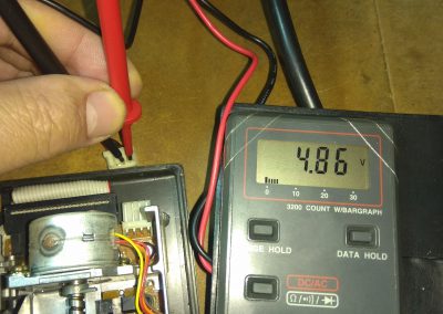 Encendemos el AMSTRAD y comprobamos que las tensiones están cruzadas, donde debería haber 5v hay 12v y viceversa.
