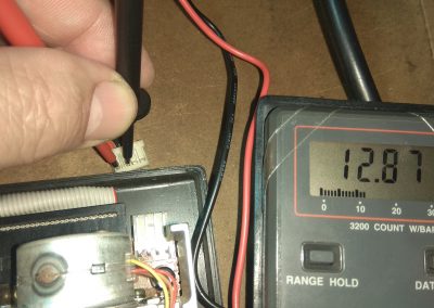 Encendemos el AMSTRAD y comprobamos que las tensiones están cruzadas, donde debería haber 5v hay 12v y viceversa.